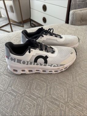 On Running Men’s Cloudtec Running Shoes - White grey and Black